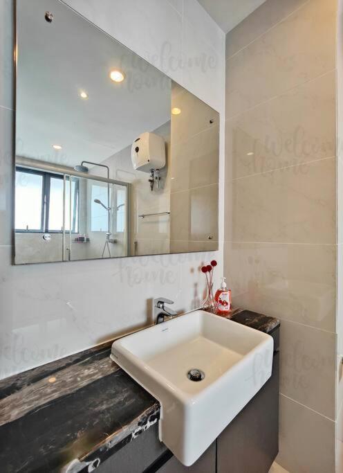 Bay Laurel, Country Garden Danga Bay Homestay By Welcome Home Johor Bahru Exterior photo